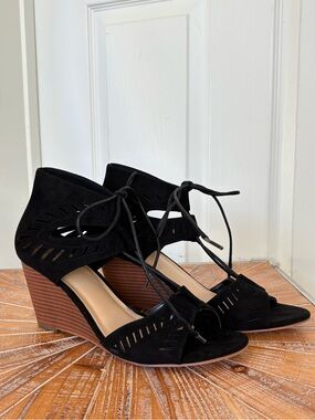 NWT Shoe Dazzle Wedge Sandals in Black or Cognac
